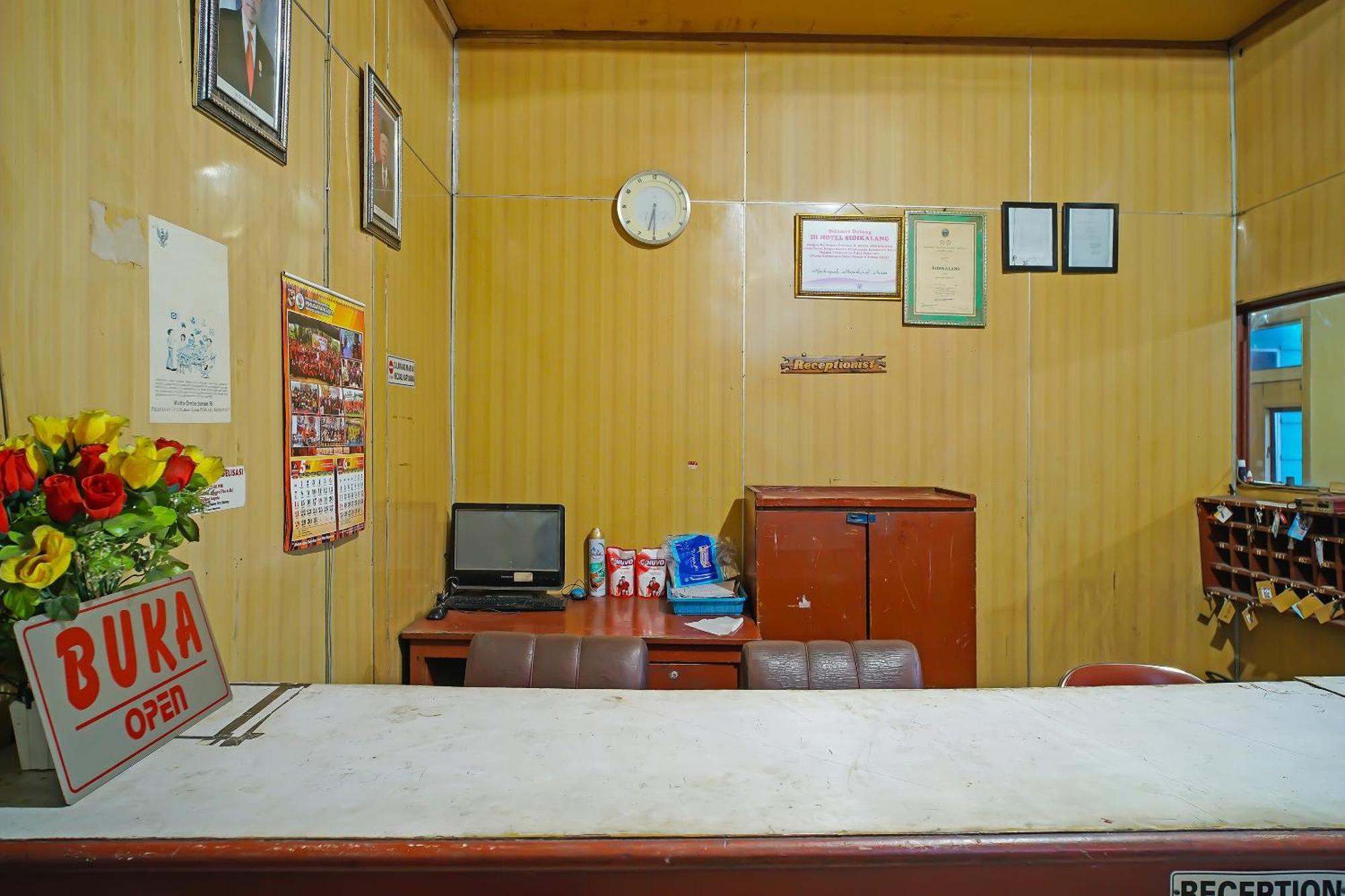 Oyo 92577 Hotel Sidikalang Near Kejaksaan Negeri Dairi Exterior photo